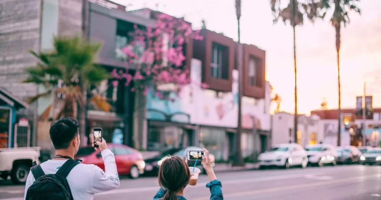 touristes en train de photographier le paysage