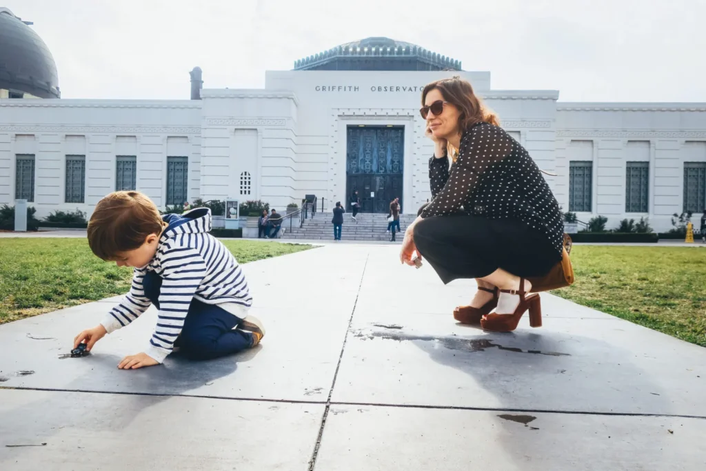 famille prenant la pose devant l'observatoire hollywood